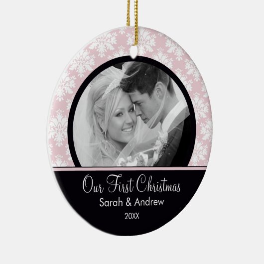 ピンク及び黒いダマスク織の写真の初めてのクリスマスのオーナメント セラミックオーナメント (右)