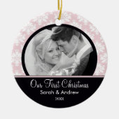 ピンク及び黒いダマスク織の写真の初めてのクリスマスのオーナメント セラミックオーナメント (正面)