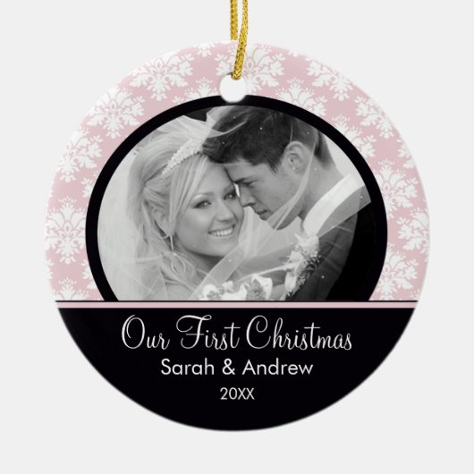 ピンク及び黒いダマスク織の写真の初めてのクリスマスのオーナメント セラミックオーナメント (正面)