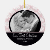 ピンク及び黒いダマスク織の写真の初めてのクリスマスのオーナメント セラミックオーナメント (裏面)