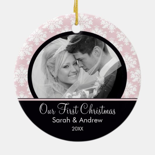 ピンク及び黒いダマスク織の写真の初めてのクリスマスのオーナメント セラミックオーナメント (裏面)