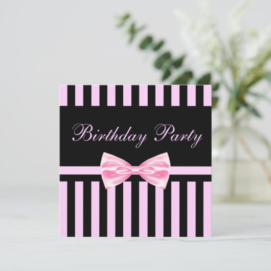 ピンク及び黒のエレガントな弓誕生日の招待状 招待状 (スタンド正面)