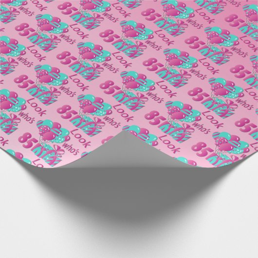 ピンク及びTurquoise2 - 85th誕生日の85はだれであるか見て下さい ラッピングペーパー (角)
