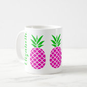 ピンク名門私立校風のとグリーンのパイナップルパーソナライズされた コーヒーマグカップ (正面左)