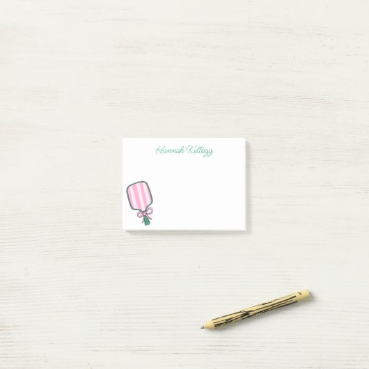 ピンク名門私立校風のとグリーンのピックルパーソナライズされたボール ポストイット (デスク上)