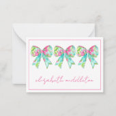 ピンク名門私立校風のとグリーンの弓パーソナライズされた ノートカード (正面)