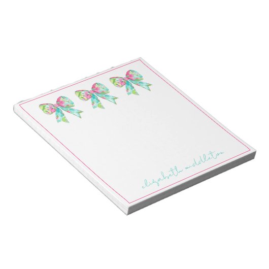 ピンク名門私立校風のとグリーンの弓パーソナライズされた ノートパッド (アングル)