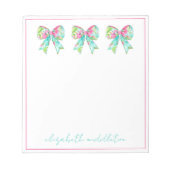 ピンク名門私立校風のとグリーンの弓パーソナライズされた ノートパッド (正面)