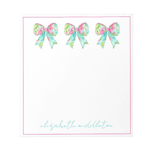 ピンク名門私立校風のとグリーンの弓パーソナライズされた ノートパッド (正面)