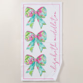 ピンク名門私立校風のとグリーンの弓パーソナライズされた ビーチタオル (正面)