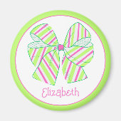 ピンク名門私立校風のとグリーンストライプのボーパーソナライズされた マグネット (正面)