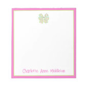 ピンク名門私立校風のとグリーンストライプの弓パーソナライズされた ノートパッド (正面)