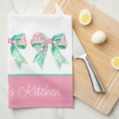 ピンク名門私立校風のとターコイズのフローラ弓パーソナライズされた キッチンタオル (四つ折り)