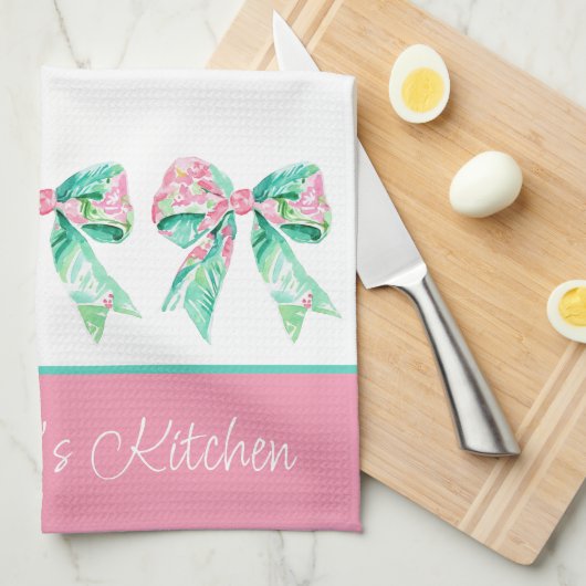 ピンク名門私立校風のとターコイズのフローラ弓パーソナライズされた キッチンタオル (四つ折り)