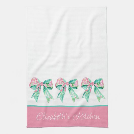 ピンク名門私立校風のとターコイズのフローラ弓パーソナライズされた キッチンタオル (縦)