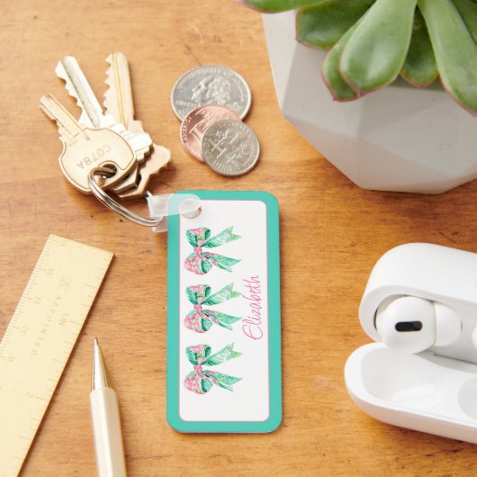 ピンク名門私立校風のとターコイズのフローラ弓パーソナライズされた キーホルダー (デスク)