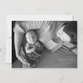 ピンク名門私立校風のと緑のクリスマス新生児写真 サンキューカード (裏面)