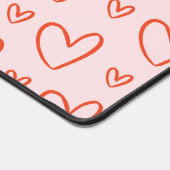 ピンク名門私立校風のと赤のハートとモノグラムイニシャル デスクマット (コーナー)