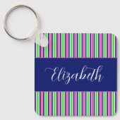 ピンク名門私立校風のグリーンネイビーブルーストライプズパーソナライズされた キーホルダー (正面)