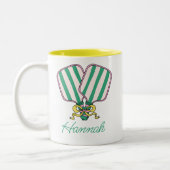 ピンク名門私立校風のグリーン&イエローピックボールパドル ツートーンマグカップ (左)