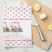 ピンク名門私立校風のゴルフカートオン水玉模様パーソナライズされた キッチンタオル (四つ折り)