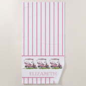 ピンク名門私立校風のゴルフカートパーソナライズされた ビーチタオル (正面)