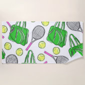 ピンク名門私立校風のテニスラケットグリーンパターン ビーチタオル (正面)