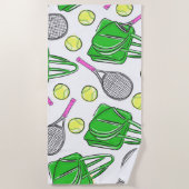 ピンク名門私立校風のテニスラケットグリーンパターン ビーチタオル (正面)
