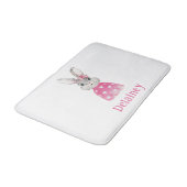 ピンク名門私立校風のハートボウバニーパーソナライズされた バスマット (アングル)