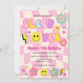 ピンク名門私立校風のY2Kスリープオーバーハッピー顔誕生日 招待状 (正面)