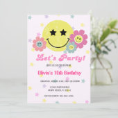 ピンク名門私立校風のY2Kレトロハッピー顔パーティー誕生日 招待状 (スタンド正面)