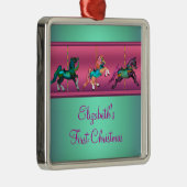 ピンク回転木馬ティール（緑がかった色）&パープルベビーのフリストクリスマス メタルオーナメント (右)