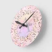 ピンク大理石の斑点モノグラムパーソナライズされた ラウンド壁時計 (傾斜)