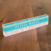 ピンク大理石パターンティール（緑がかった色）青アクセント デスクネームプレート (側面)