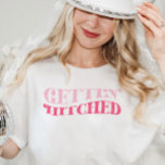 ピンク女性のカーボーイゲッティンヒッチドバチェロレッテ Tシャツ<br><div class="desc">このデザインはレトロファンキーな文言を特徴としている： Gettin' Hitched.花嫁祝の最後のディスコやラストロデオに最適！一致するアイテムの詳細については、コレクション全体を参照する</div>