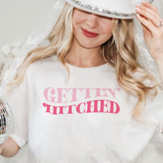 ピンク女性のカーボーイゲッティンヒッチドバチェロレッテ Tシャツ