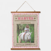 ピンク女性のカーボーイパーティー |指名手配ポスター 吊り下げ型タペストリー (正面)