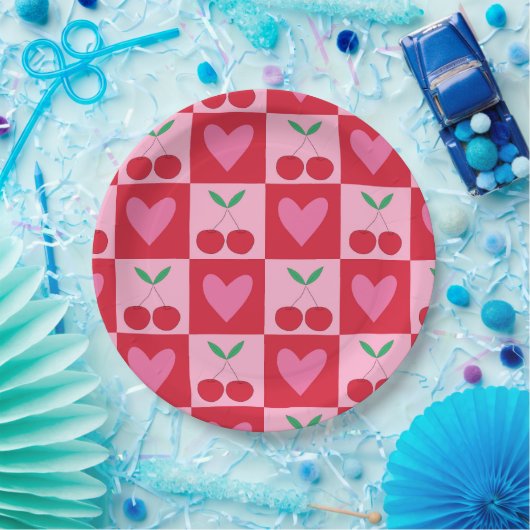 ピンク市松模様にのハートのパターンを持つさくらんぼ ペーパープレート (パーティー)