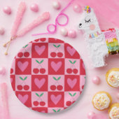 ピンク市松模様にのハートのパターンを持つさくらんぼ ペーパープレート (パーティー)