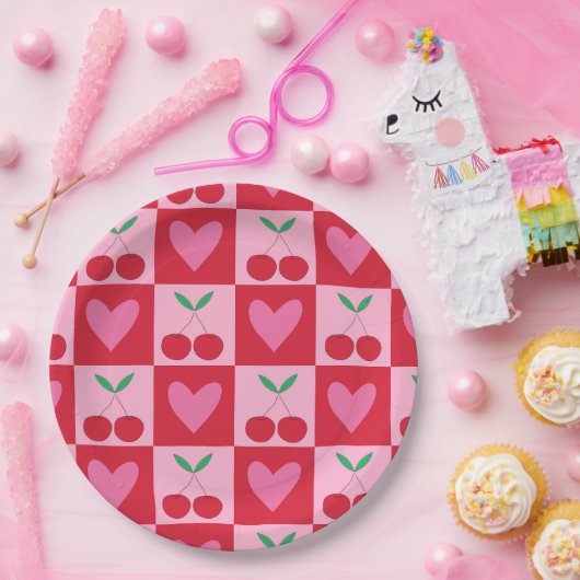 ピンク市松模様にのハートのパターンを持つさくらんぼ ペーパープレート (パーティー)