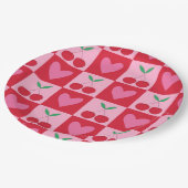 ピンク市松模様にのハートのパターンを持つさくらんぼ ペーパープレート (アングル)