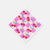 ピンク市松模様にの反ったチェッカーボード上のさくらんぼ スタンダードカクテルナプキン (角)