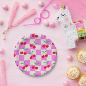 ピンク市松模様にの反ったチェッカーボード上のさくらんぼ ペーパープレート (パーティー)