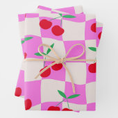 ピンク市松模様にの反ったチェッカーボード上のさくらんぼ ラッピングペーパーシート (インサイチュ)