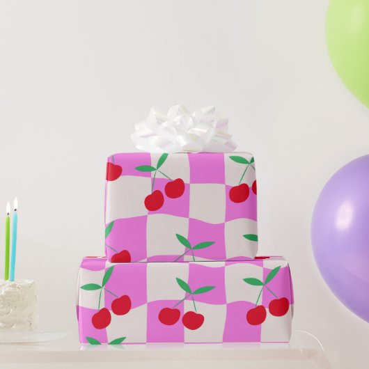 ピンク市松模様にの反ったチェッカーボード上のさくらんぼ ラッピングペーパー (パーティーギフト)