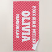 ピンク市松模様にガールズウィークエンドパーソナライズされた名 ビーチタオル (正面)