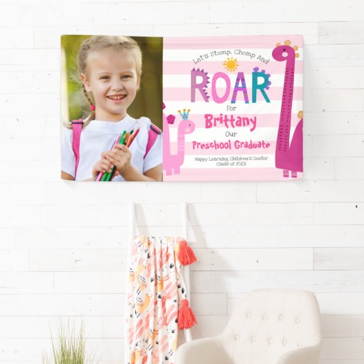 ピンク幼稚園の卒業写真恐竜の女の子かわいい 横断幕 (インサイチュ)