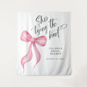 ピンク彼女が結ぶ結び目のブライダルシャワー背景 タペストリー (正面)