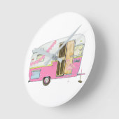 ピンク彼女はキャンパーヴィンテージトレーラーを流した ラウンド壁時計 (傾斜)