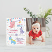 ピンク恐竜の轟音誕生日女の子ディノパーティー写真 招待状 (スタンド正面)